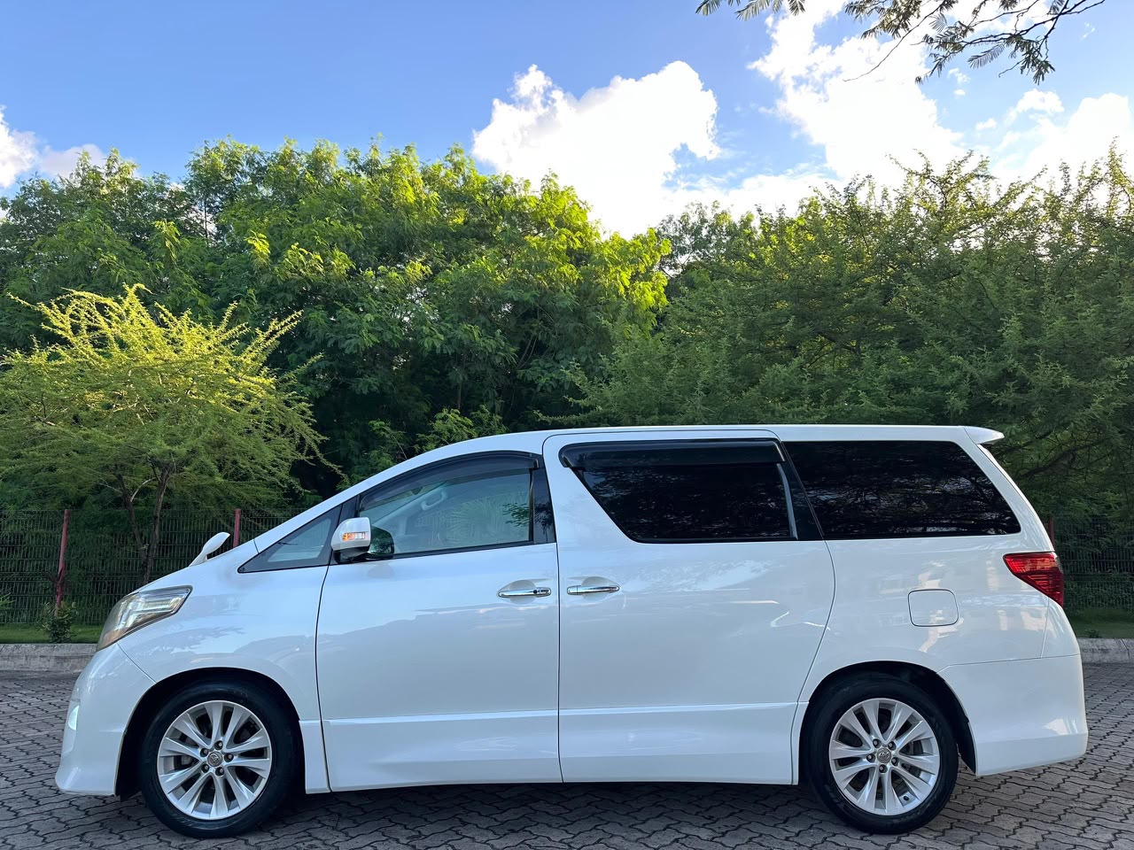 ALPHARD thumbnail 3